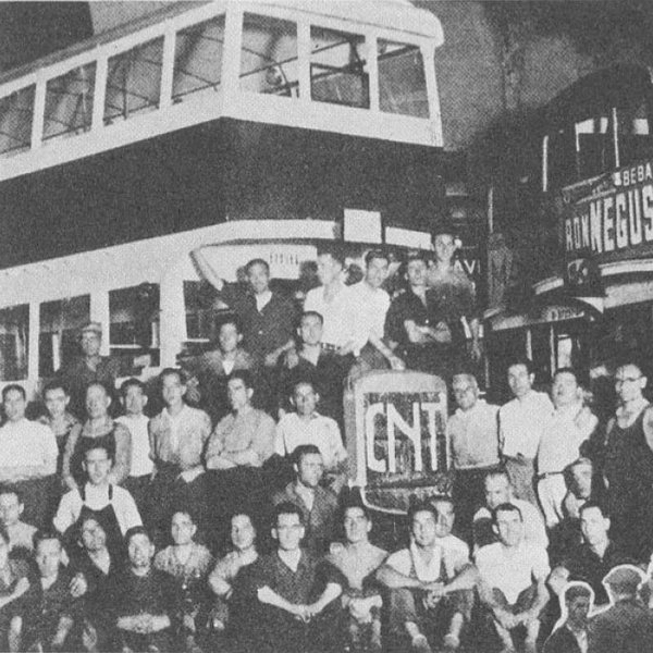 Zaměstnanci kolektivizované barcelonské autobusové společnosti u prvního autobusu z vlastních dílen, 1936