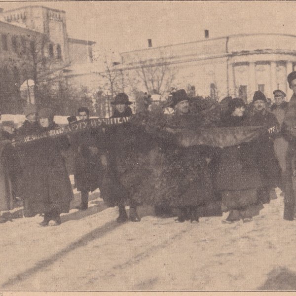 Čelo smutečního průvodu na Kropotkinově pohřbu v Moskvě v únoru 1921
