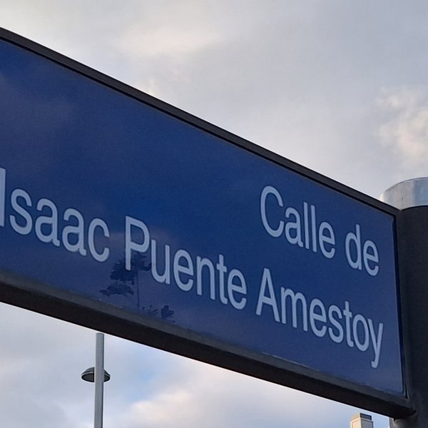 Cedule ulice Isaaca Puenta Amestoye ve španělské Vitorii