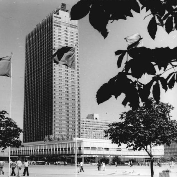 Hotel Stadt Berlin na Alexanderplatz, kde zasedala konference, na snímku z 29. června 1976