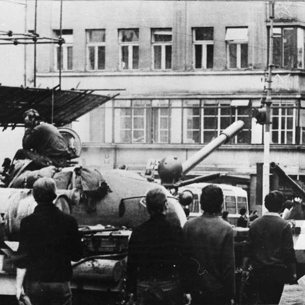 Sovětská obrněná vozidla a lidé v ulicích Prahy 26. srpna 1968