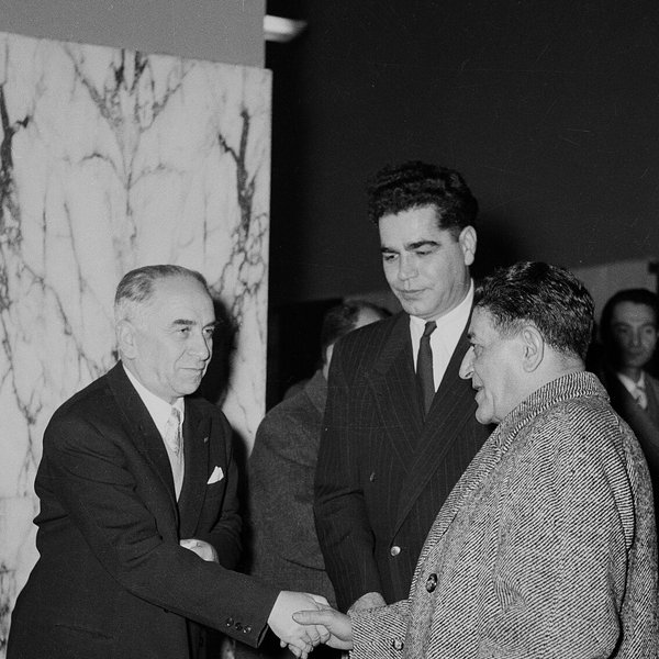 Luigi Longo si podává ruku s Giuseppem Di Vittoriem na sjezdu Italské komunistické strany v roce 1956