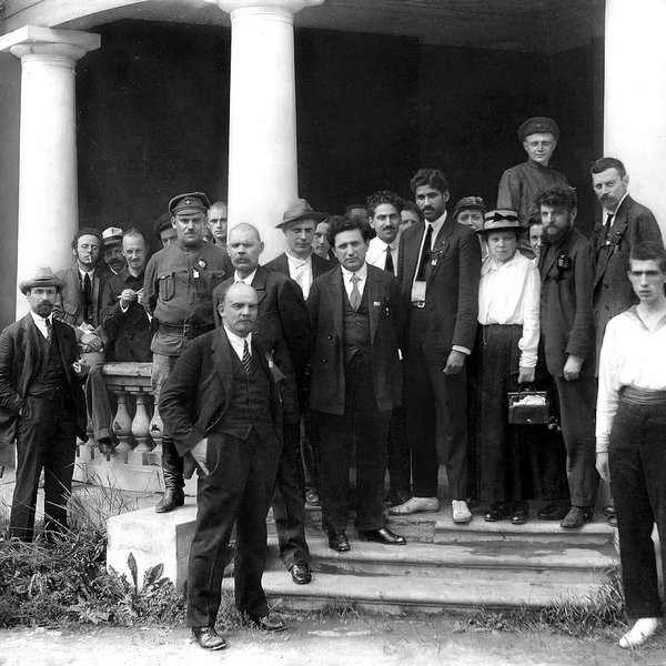 Delegáti druhého kongresu Kominterny v Petrohradu v červenci 1920, mezi nimi Lenin