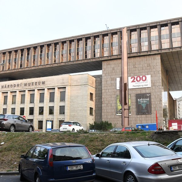 Budova bývalého Federálního shromáždění vedle Národního muzea v Praze