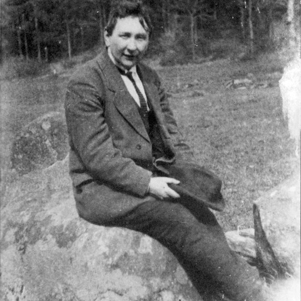 Jaroslav Hašek na výletě po návratu do Prahy v roce 1921