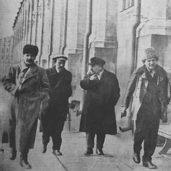 Stalin, Rykov, Kameněv a Zinověv v Kremlu v dubnu 1925