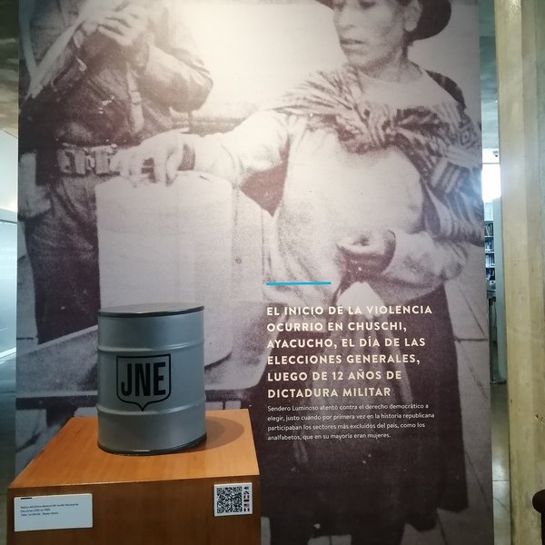 Muzejní expozice o útoku Svítící stezky na volby v andské obci Chuschi v roce 1980