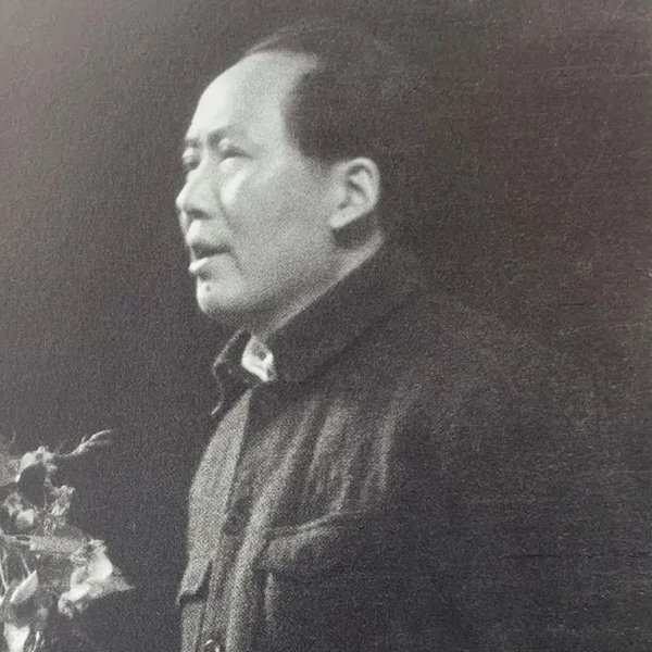 Mao Ce-tung při závěrečném projevu na sedmém sjezdu strany v Jen-anu v roce 1945