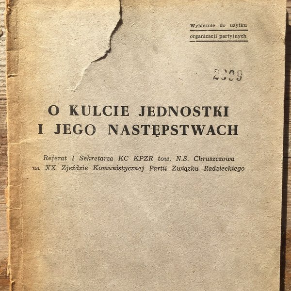 Obálka polského vydání Chruščovova projevu O kultu osobnosti a jeho důsledcích z března 1956