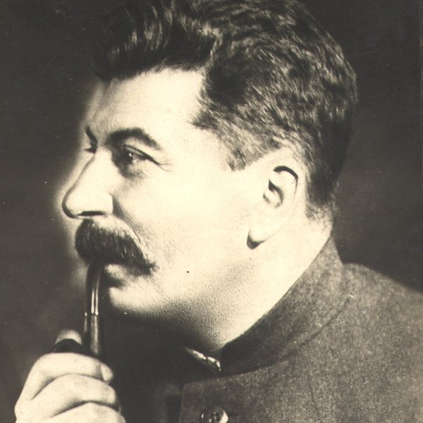Josif Stalin s dýmkou na fotografii z roku 1935