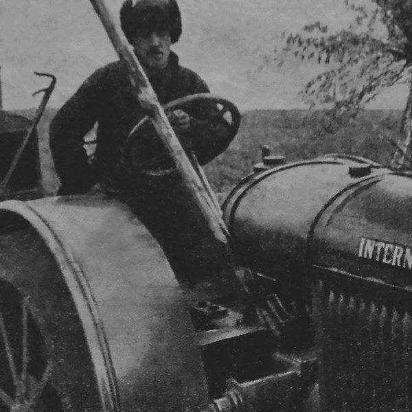 Traktor McCormick-Deering na poli v Ukrajinské SSR, snímek z dubna 1931
