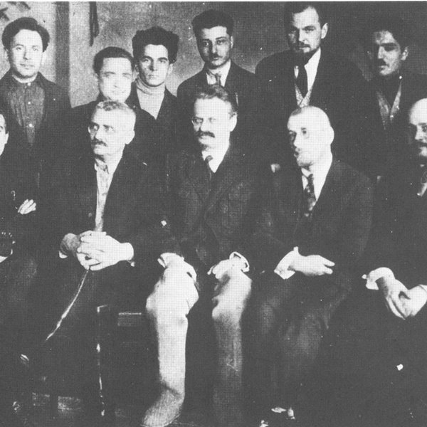 Trockij uprostřed skupiny členů Levé opozice v Moskvě v roce 1927