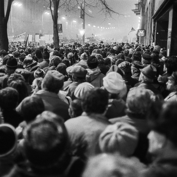 Dav demonstrantů v pražských ulicích během sametové revoluce v listopadu 1989
