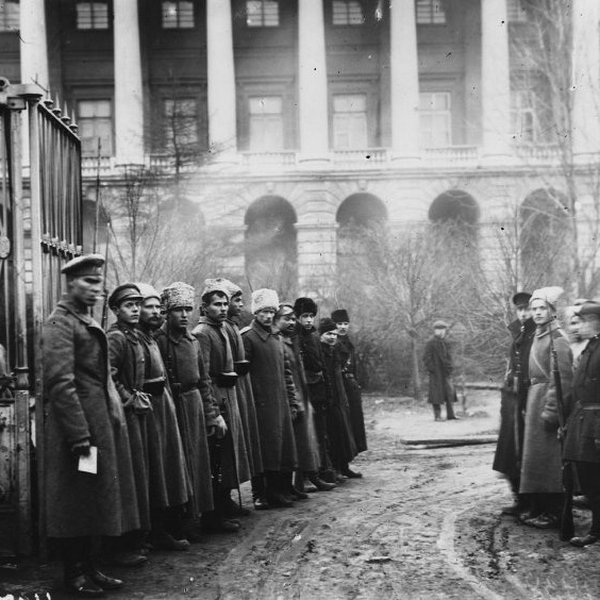 Ozbrojená stráž u brány Smolného institutu v Petrohradu, sídla sovětu, v listopadu 1917