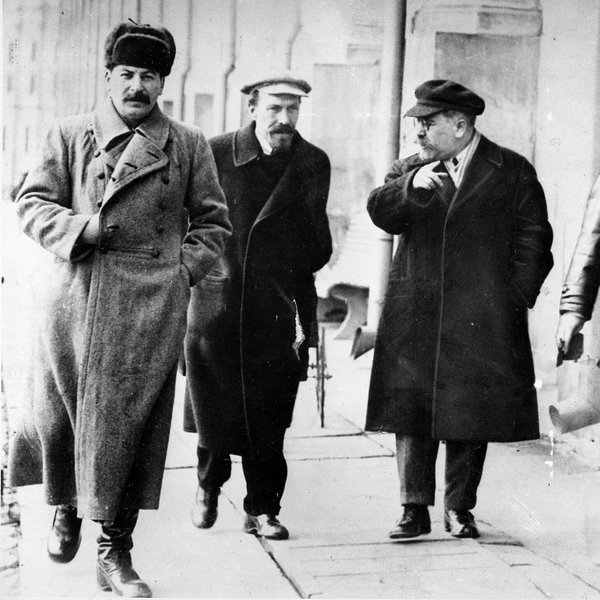 Josif Stalin (vlevo) s Alexejem Rykovem a Lvem Kameněvem v Moskvě v dubnu 1925