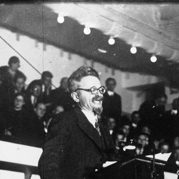 Lev Trockij při přednášce v Kodani v roce 1932