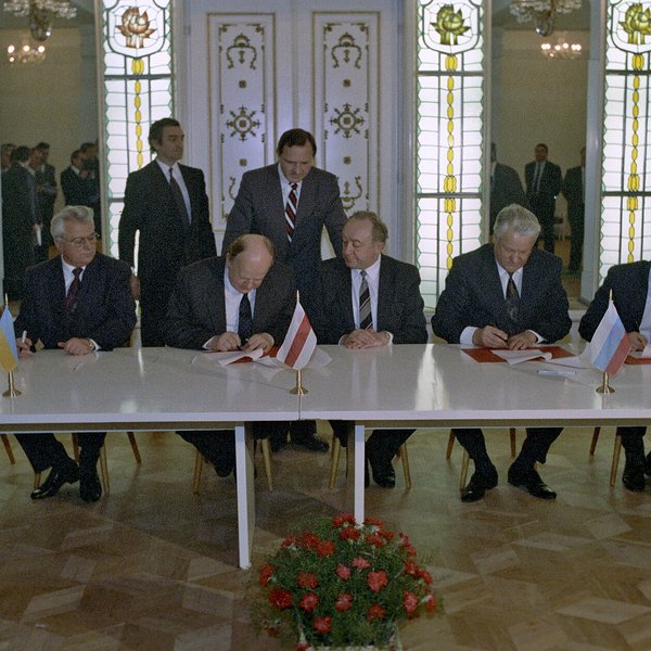 Jelcin, Kravčuk a Šuškevič podepisují v prosinci 1991 dohodu o zániku Sovětského svazu
