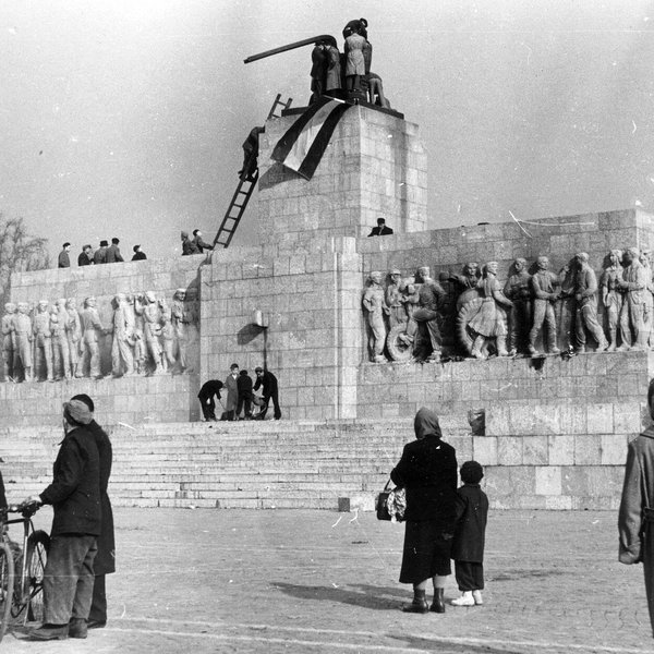 Zbytky Stalinova pomníku v Budapešti s maďarskou vlajkou po svržení sochy povstalci v říjnu 1956