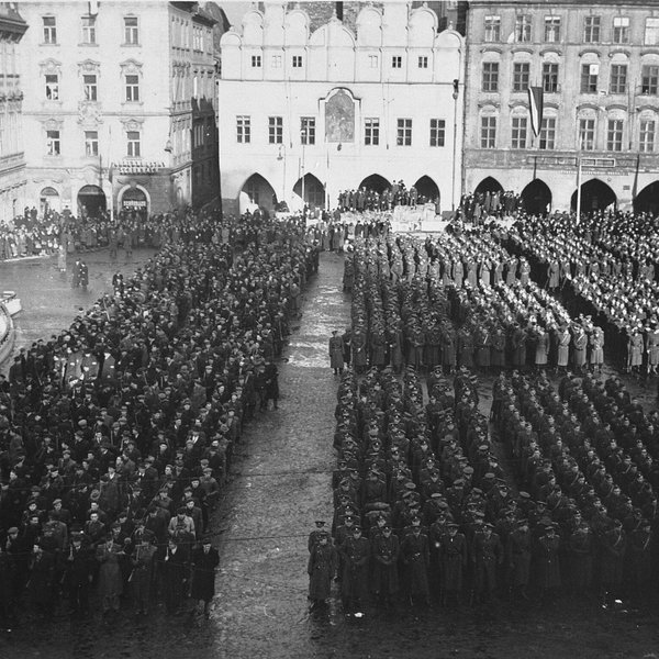 Nastoupené oddíly Lidových milic a policie na Staroměstském náměstí v Praze 26. února 1948