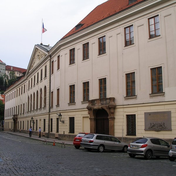 Budova Poslanecké sněmovny v Thunovském paláci ve Sněmovní ulici v Praze