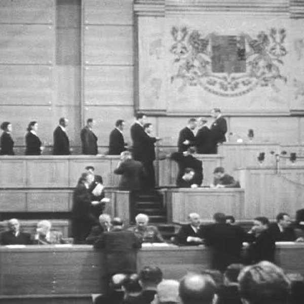 Poslanci Ústavodárného národního shromáždění skládají slib, záběr z dobového filmu