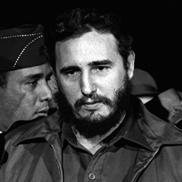 Fidel Castro před mikrofony novinářů při příletu do Washingtonu v dubnu 1959