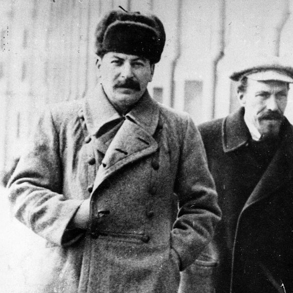 Josif Stalin a za ním Alexej Rykov v Kremlu na fotografii Nikolaje Petrova z dubna 1925